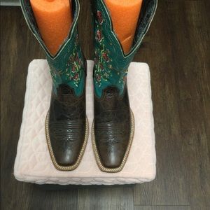 New without box, leather Ariat womens square toe boots, super cute! Size 8 1/2M